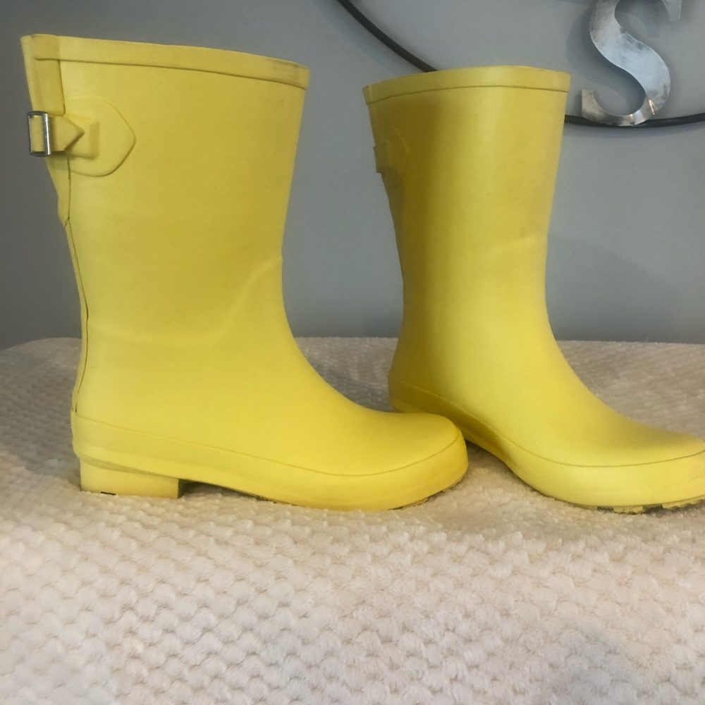 Women’s rain boots size 6
